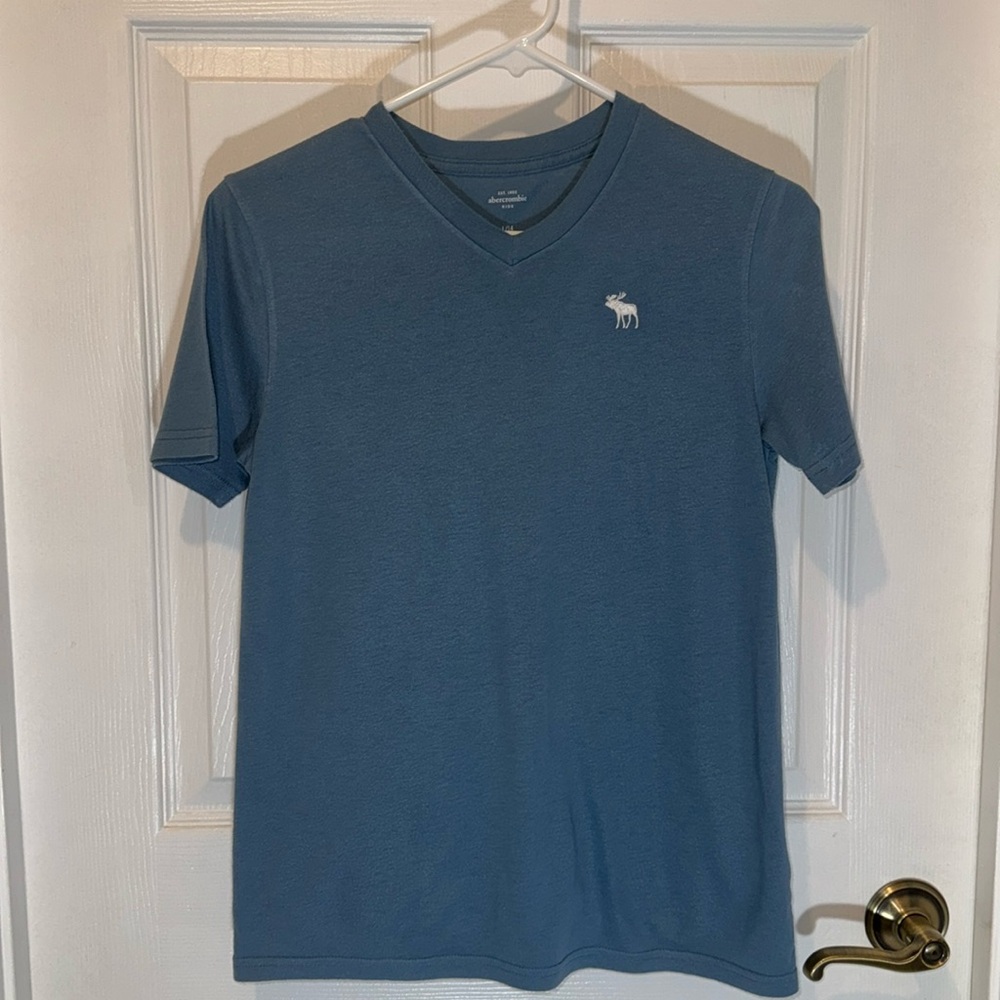 5 for $25 v neck t-shirt in size large 14 for boys